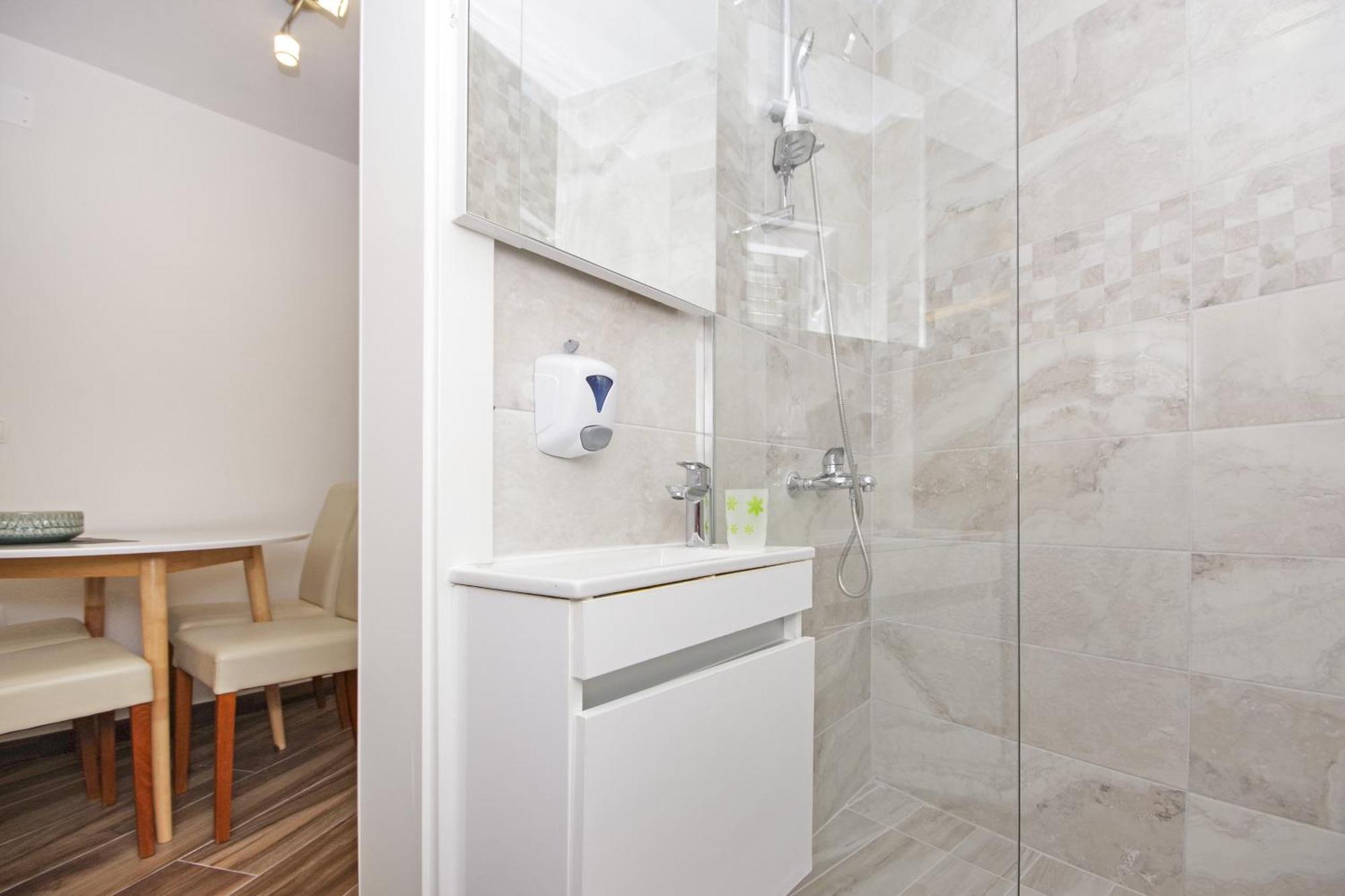 Apartments By The Sea Baska Voda, Makarska - 17570 Bilik gambar