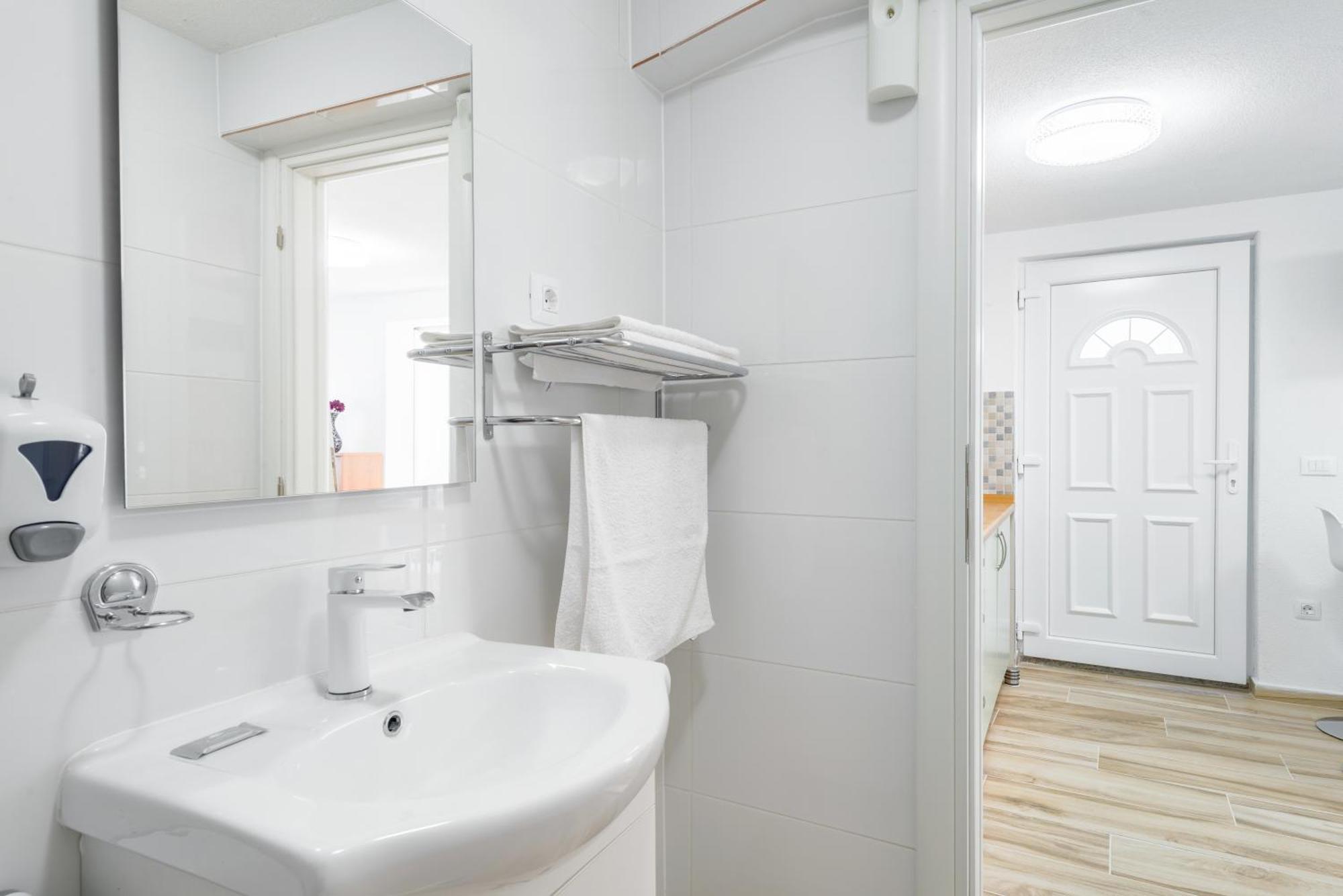 Apartments By The Sea Baska Voda, Makarska - 17570 Bilik gambar